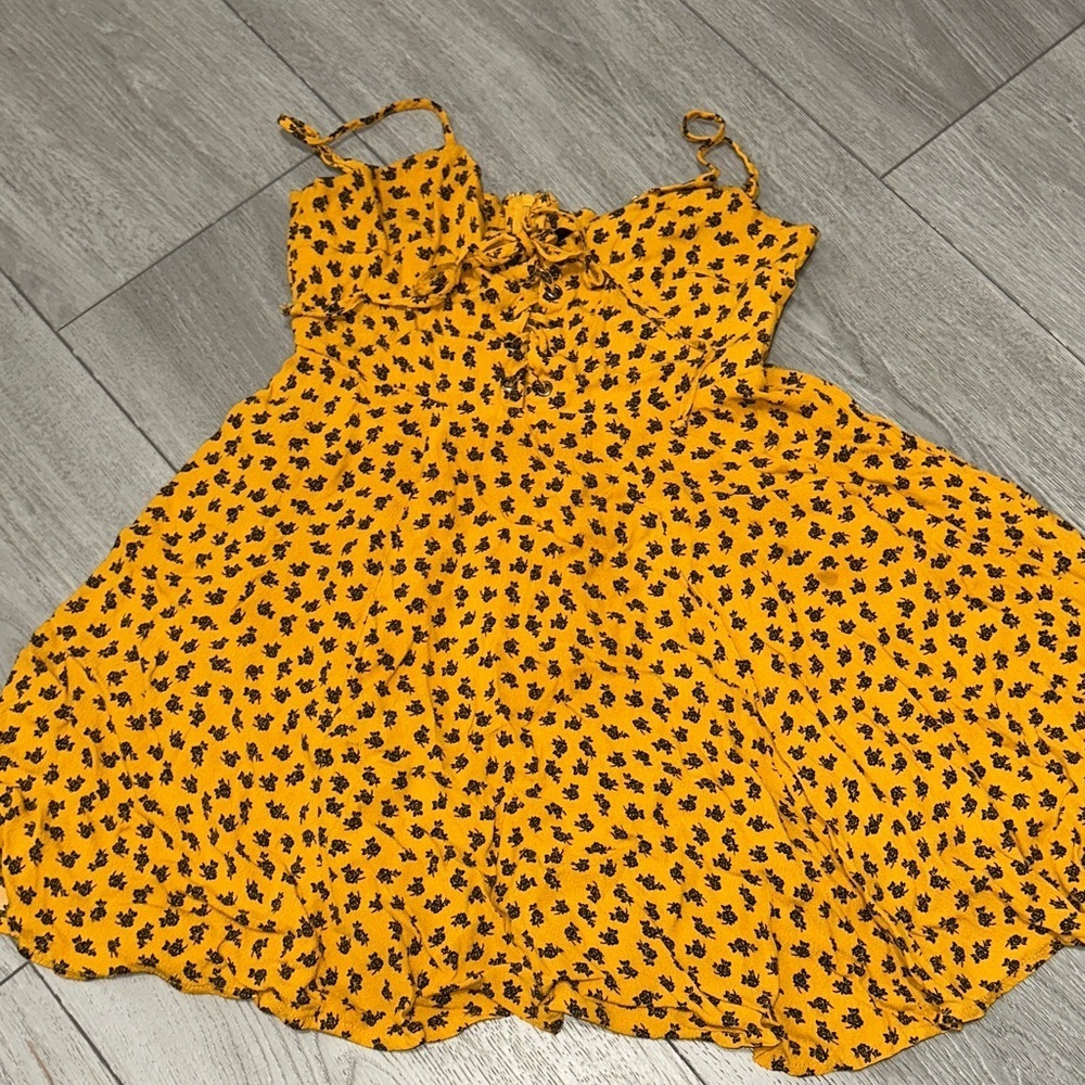 Adorable Forever 21 Mustard Floral top size Small